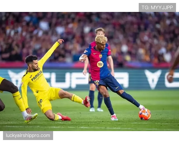 西甲第28轮,巴萨中场核心加维因肌肉疲劳被提前换下,疑似赛程过密导致