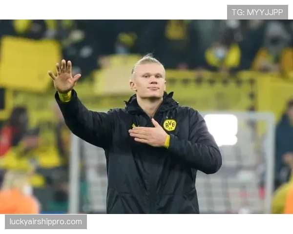 特写:无缘晋级后,哈兰德在威斯特法伦球场向多特蒙德球迷鼓掌致意